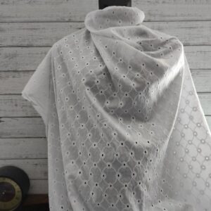 Ткань на манекене белое шитье